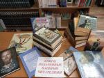 Книга - один из самых мудрых и драгоценных подарков. В России, как и во всём мире, стало доброй традицией отмечать 14 февраля - День дарения книг.  Праздник, когда люди дарят книги, оказался не только необычным, но и очень важным. Он, с одной стороны, акцентирует внимание общества на ценности книги и человека, с другой стороны, это повод подарить книгу не только другу, но и библиотеке.
В рамках акции Покровская библиотека принимает в дар книги от своих самых активных читателе - Иконниковой Юлии Сергеевны и Криволаповой Ларисы Николаевны.
Дарите книги с любовью, читайте с удовольствием!
