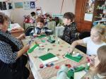 Сегодня, 18 февраля, в Покровском сельском Доме культуры был проведён мастер - класс «Дорогим мужчинам». Дети изготовили поздравительные открытки для своих пап.
Мастер-класс, в технике аппликация, получился очень ярким и увлекательным.
