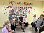 Великая Отечественная война коснулась почти каждой семьи. Но память о войне – это, прежде всего, память о тех, кто сражался с врагом, о десятках миллионов погибших, о замученных в концлагерях и в плену, о тех, кто работал в тылу. Та война незаживающей раной и болью вошла в каждый дом. И почти в каждой семье могут рассказать свою историю. 24 мая 2025 года руководитель клуба «Домашний очаг» Криволапова Л.Н. провела для участников клуба час памяти «В каждой семье живет память о своем герое войны», на котором присутствующие узнали о том, что война - это бесстрашие защитников нашей страны, это добытая огнем и кровью победа наших прадедов, это подвиг героев в тылу, это память сердца всего народа.
В завершение мероприятия мамы и ребята поделились историями о подвигах своих прабабушек и прадедушек.
