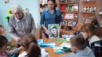 Таких Героев нужно знать в лицо, особенно, если он родился с тобой в одном селе!!!Сегодня на базе Покровской сельской модельной библиотеки был проведен тематический вечер «Герой моего села», в рамках Всероссийской ежегодной акции «Летопись сердец». Ведущая рассказала присутствующим об ушедших ветеранах -земляках Великой Отечественной войны, а затем ребята рассказали о героях-односельчанах нынешнего времени, героях СВО - Никитине С.А., Скутаре С.Н. , Сополеве С.И. Познакомились с фотографиями нашего села, сделанными Сергеем Никитиным, затем прочли рассказы с боевых мест из книги о героях СВО.
Говорите детям о войне,
О героях всех годин суровых,
Чтобы память берегли вдвойне,
Чтобы войн не знали они новых.
