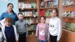 Таких Героев нужно знать в лицо, особенно, если он родился с тобой в одном селе!!!Сегодня на базе Покровской сельской модельной библиотеки был проведен тематический вечер «Герой моего села», в рамках Всероссийской ежегодной акции «Летопись сердец». Ведущая рассказала присутствующим об ушедших ветеранах -земляках Великой Отечественной войны, а затем ребята рассказали о героях-односельчанах нынешнего времени, героях СВО - Никитине С.А., Скутаре С.Н. , Сополеве С.И. Познакомились с фотографиями нашего села, сделанными Сергеем Никитиным, затем прочли рассказы с боевых мест из книги о героях СВО.
Говорите детям о войне,
О героях всех годин суровых,
Чтобы память берегли вдвойне,
Чтобы войн не знали они новых.
