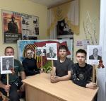 Память - это чувство, которое связывает каждого из нас с поколением отцов и дедов, это сила, делающая нас единым народом с присущими ему духовными ценностями и идеалами, это нить, которая не должна оборваться.
О святой памяти, о войне шла речь на уроке мужества «Память мне стучится в сердце», в преддверии Дня Победы 3 мая  2025 года на заседании молодежного патриотического клуба «Ветеран».
