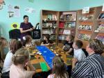 В рамках возрождения самобытной культуры казачества была проведена арт-встреча «Казачье творчество». На мероприятие была приглашена Екатерина Хатеева - председатель БОКО ВКО «ЦКВ», и.о. заместителя атамана по казачьей культуре Сретенского ХКО, мастер пошива казачьей одежды. Екатерина Евгеньевна рассказала о видах казачьего творчества: устное народное творчество (пословицы, сказки, предания, былины), песенное творчество (музыка и танцы), ремёсла и декоративно-прикладное искусство. Присутствующие стали участниками мастер-класса набойка по ткани «Верный друг казака - Конь вороной». Набойка на ткани – это старинный способ нанесения рисунка на ткань с использованием деревянных форм (дощечек), которые предварительно окунают в краску и затем прижимают к ткани. Дети и взрослые сделали заготовки для чехлов на валики для наших защитников, которые будут переданы в зону СВО.Выражаем огромную благодарность Екатерине Евгеньевне за подробный рассказ о казачьем творчестве и за возможность прикоснуться к казачьей культуре.