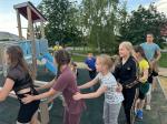 Дети — самое ценное в жизни человека, поэтому так важно заботиться о них, делать их жизнь лучше. Улыбка ребёнка — самая большая благодарность родителям. А традиция празднования Дня защиты детей ещё раз напоминает о том, что каждый ребёнок заслуживает счастливое детство. Творческие специалисты Покровского СДК и Покровской СМБ провели для детей игровую программу «Планета – Детство» на площадке сквера «Молодёжный». Ребята с удовольствием приняли участие в конкурсах и играх, бегали, прыгали, веселились, улыбались и с пользой проводили время.
В заключении праздника всех ребят ждали вкусняшки.
