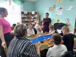 В рамках возрождения самобытной культуры казачества была проведена арт-встреча «Казачье творчество». На мероприятие была приглашена Екатерина Хатеева - председатель БОКО ВКО «ЦКВ», и.о. заместителя атамана по казачьей культуре Сретенского ХКО, мастер пошива казачьей одежды. Екатерина Евгеньевна рассказала о видах казачьего творчества: устное народное творчество (пословицы, сказки, предания, былины), песенное творчество (музыка и танцы), ремёсла и декоративно-прикладное искусство. Присутствующие стали участниками мастер-класса набойка по ткани «Верный друг казака - Конь вороной». Набойка на ткани – это старинный способ нанесения рисунка на ткань с использованием деревянных форм (дощечек), которые предварительно окунают в краску и затем прижимают к ткани. Дети и взрослые сделали заготовки для чехлов на валики для наших защитников, которые будут переданы в зону СВО.Выражаем огромную благодарность Екатерине Евгеньевне за подробный рассказ о казачьем творчестве и за возможность прикоснуться к казачьей культуре.